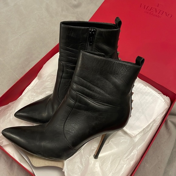 Valentino leather boot with rockstud. - Picture 1 of 4